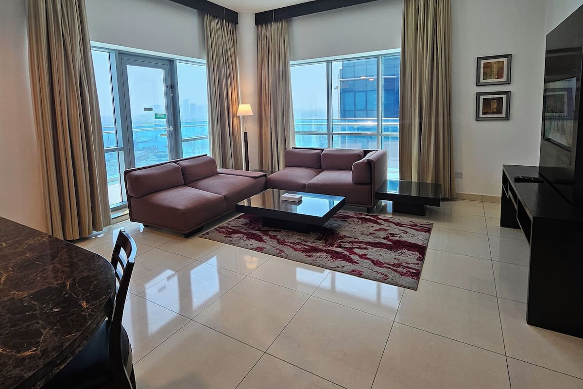 Apartment 1 Bedroom, Creek View | Area keluarga | Televisi 32-inci dengan saluran TV kabel