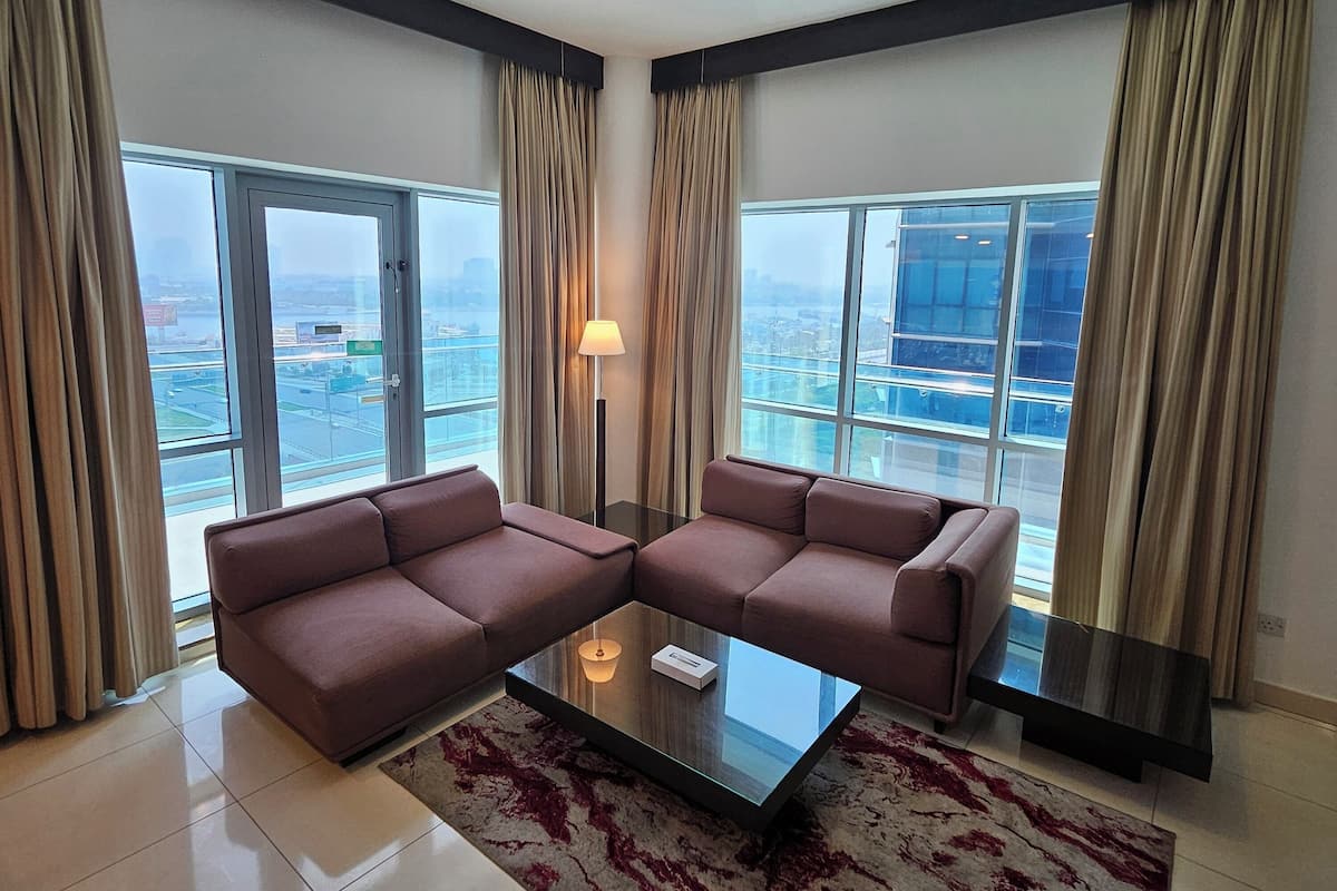 Apartment 1 Bedroom, Creek View | Living area