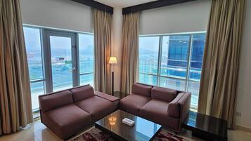 Apartment 1 Bedroom, Creek View | Wohnbereich | 32-Zoll-Fernseher mit Kabelempfang