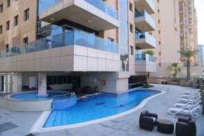 Outdoor pool, open 9 AM to 6 PM, pool loungers