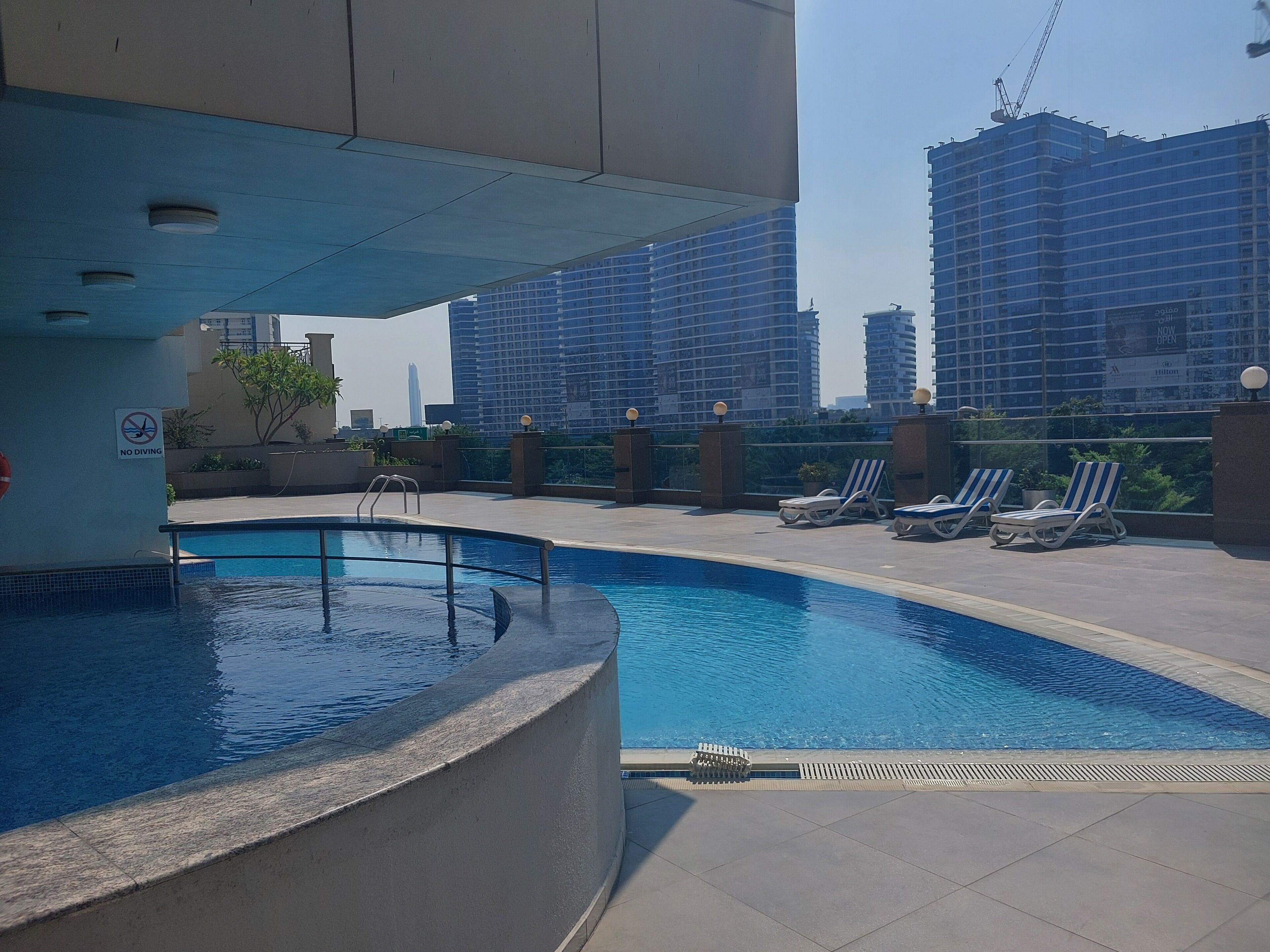 Piscine extérieure, accès possible de 9 h à 18 h, chaises longues