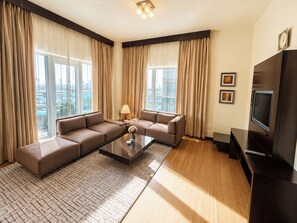 Apartment 1 Bedroom, Creek View | บริเวณนั่งเล่น | ทีวี 32 นิ้ว พร้อมช่องเคเบิล