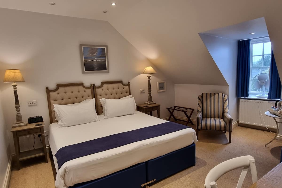 egyptian cotton sheets, premium bedding, laptop workspace