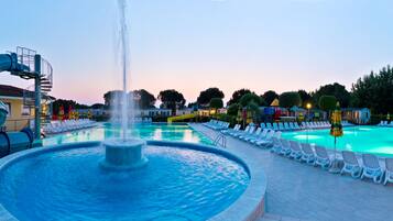 Piscina stagionale all'aperto, ombrelloni da piscina, lettini