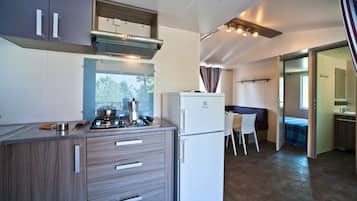 Mobile Home Deluxe | Coin cuisine privé | Grand réfrigérateur, plaque de cuisson, cafetiÚre/bouilloire