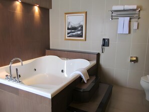 Kombinasi shower/bathtub dan sandal