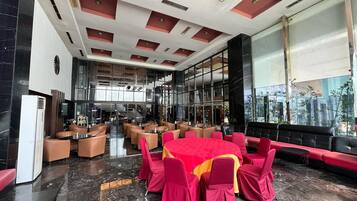 Serveert ontbijt, lunch, diner, internationale gerechten