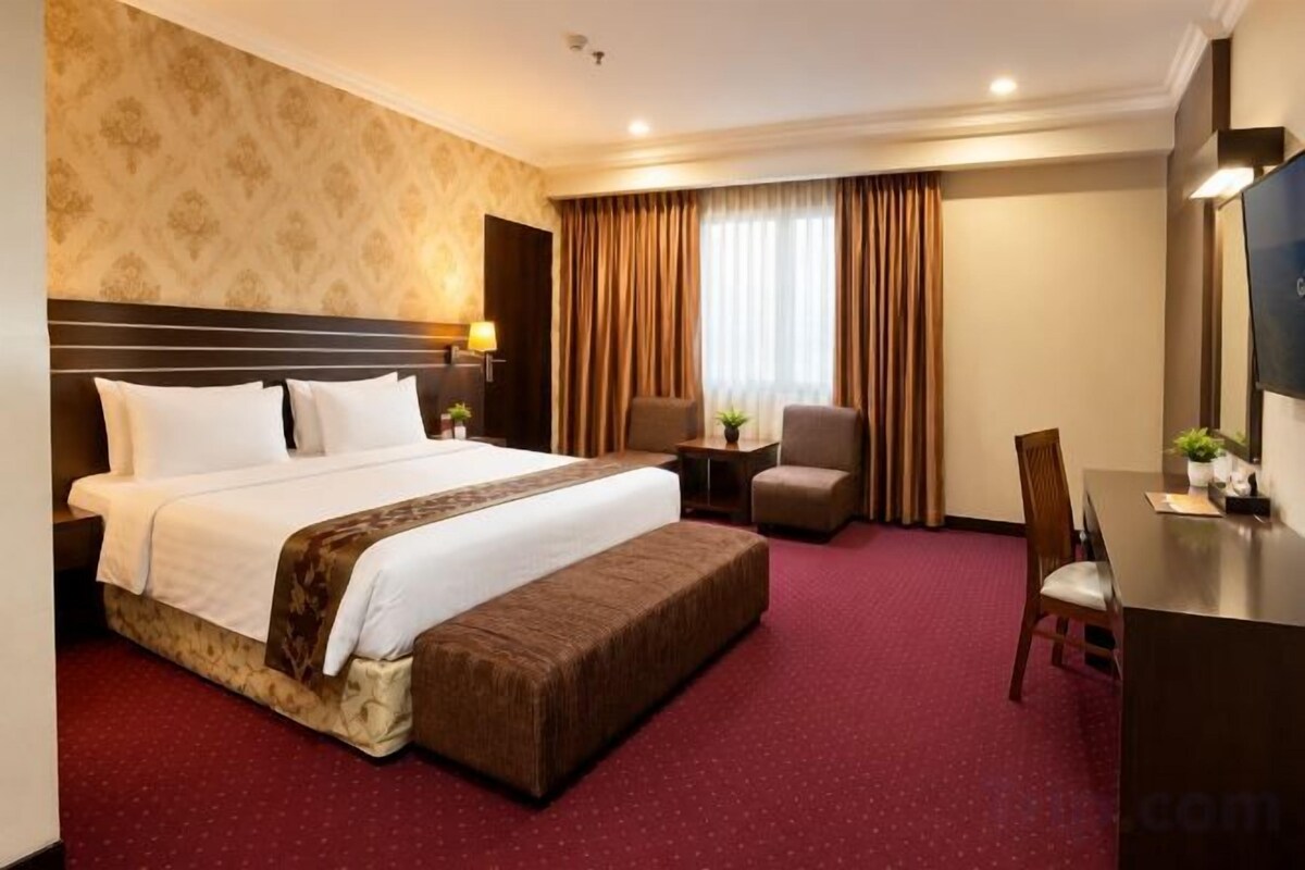 Desk, rollaway beds (surcharge), WiFi (free)
