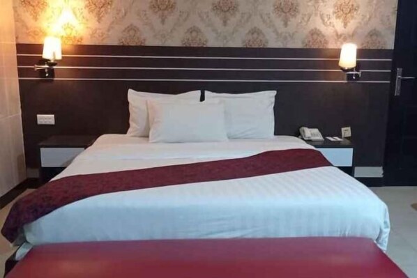 Desk, rollaway beds, free WiFi