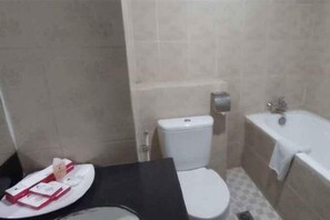 Tina con regadera y pantuflas 