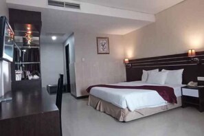 Desk, rollaway beds, free WiFi