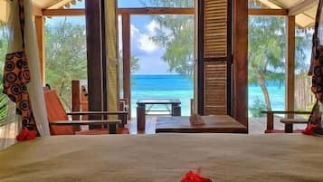 Chambre Double Confort, vue mer | 1 chambre, coffres-forts dans les chambres, bureau, rideaux occultants