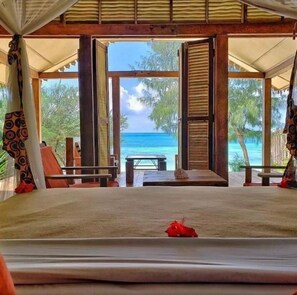 Kahden hengen comfort-huone, merinäköala | Tallelokero huoneessa, työpöytä, pimennysverhot, ilmaiset vauvansängyt