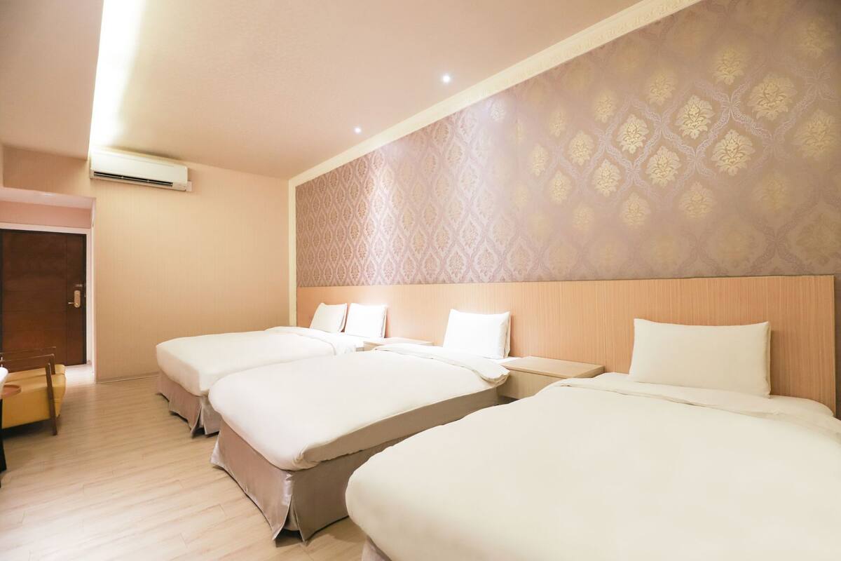 Premium bedding, down comforters, in-room safe, individually decorated