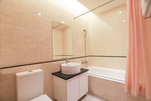 Bañera y ducha independientes, artículos de tocador gratuitos