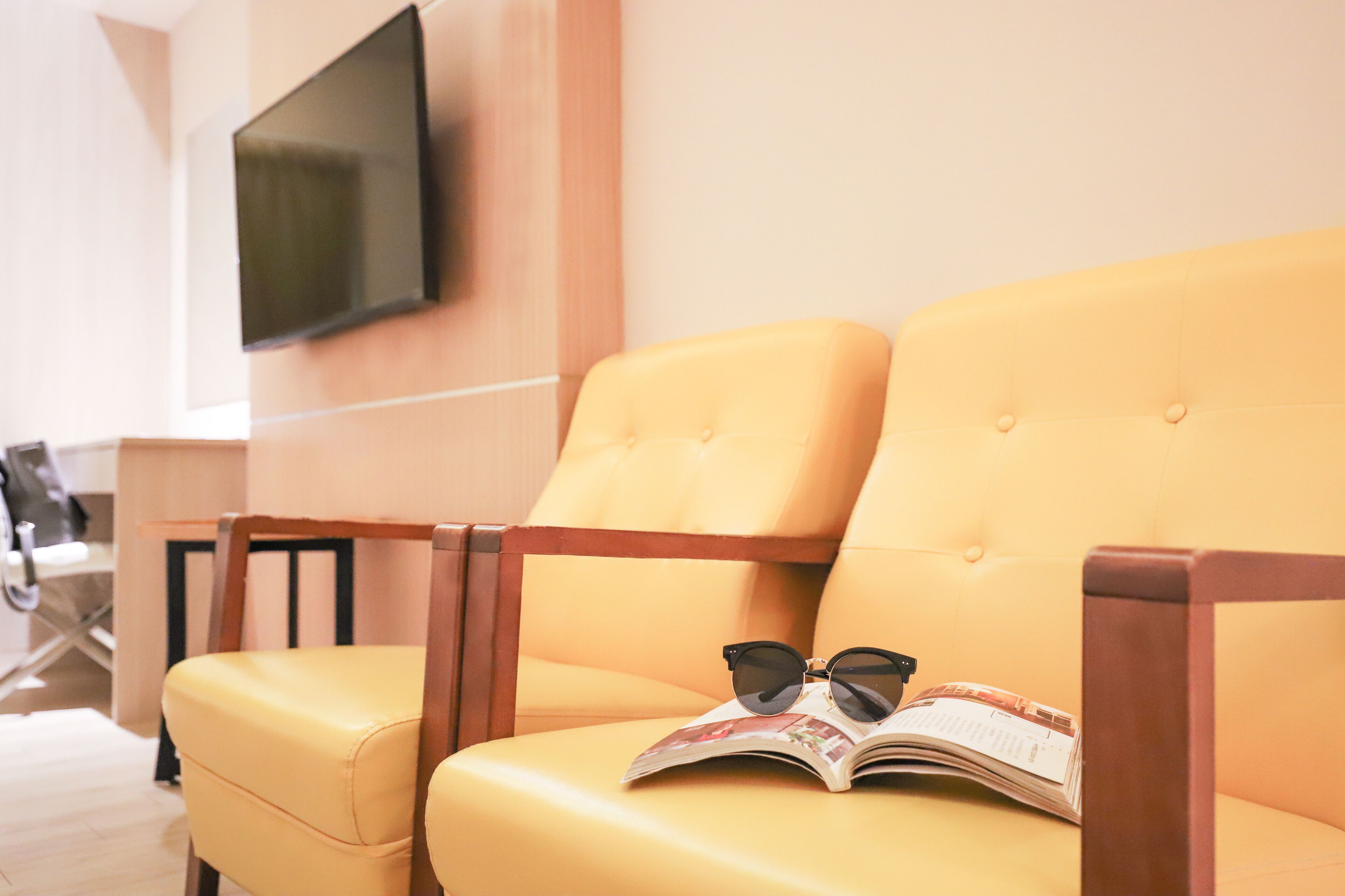 superior quadruple room with bathtub | living area | 81-cm flat-screen tv with cable channels, tv