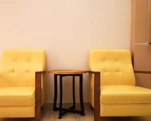 Firemannsrom – standard, badekar | Oppholdsområde | En 81-centimeters Flatskjerm-TV med kabel-kanaler samt TV