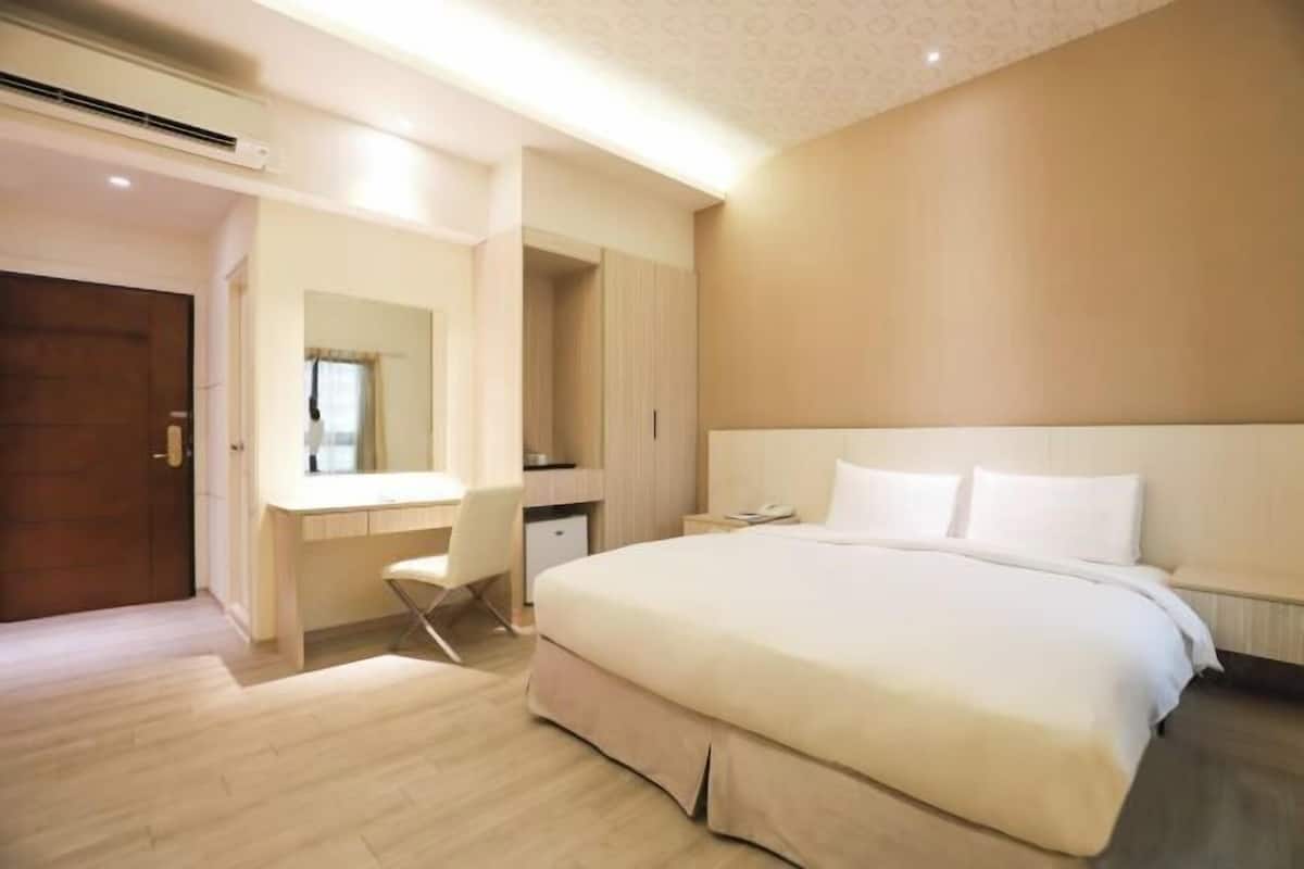 Premium bedding, down comforters, in-room safe, desk
