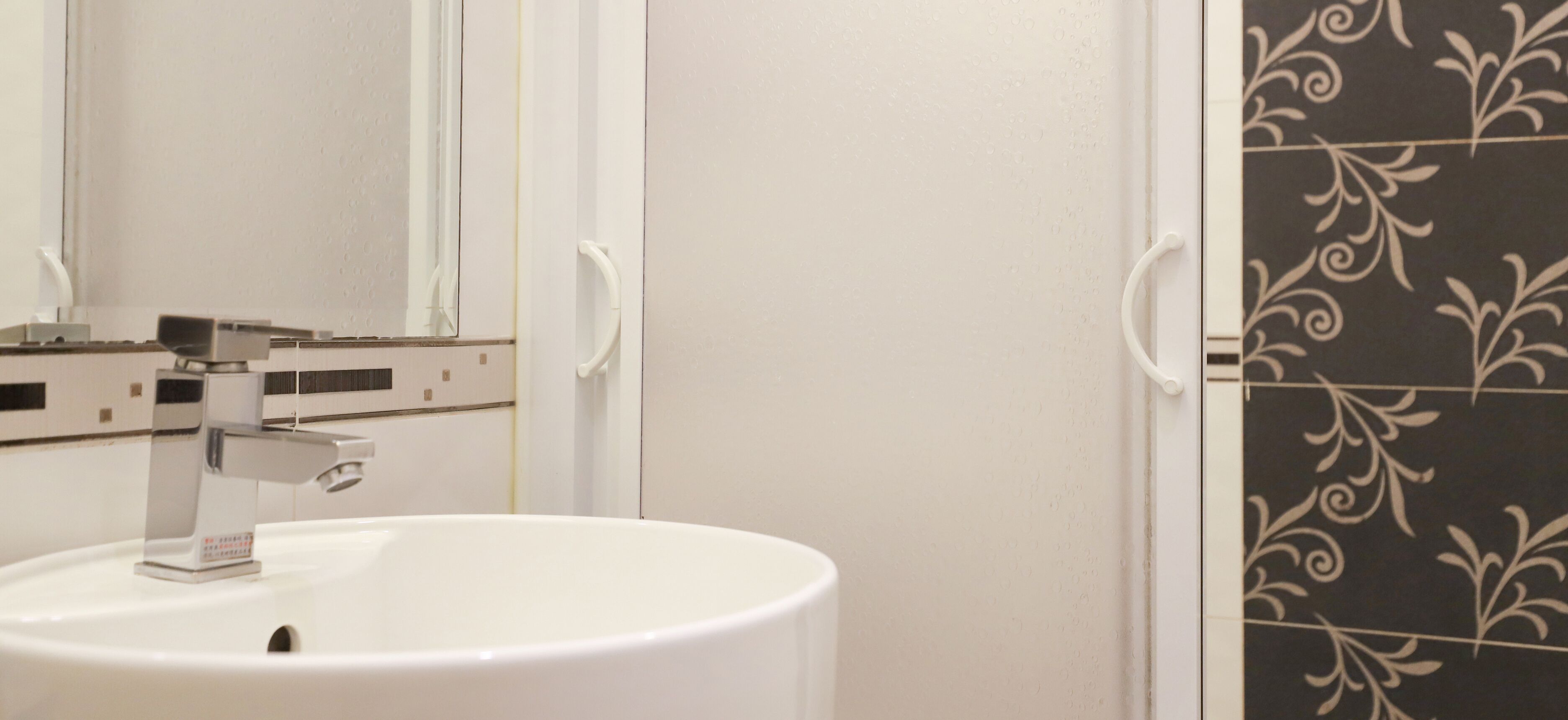 economy double room | bathroom | separate bathtub and shower, free toiletries, hair dryer, slippers