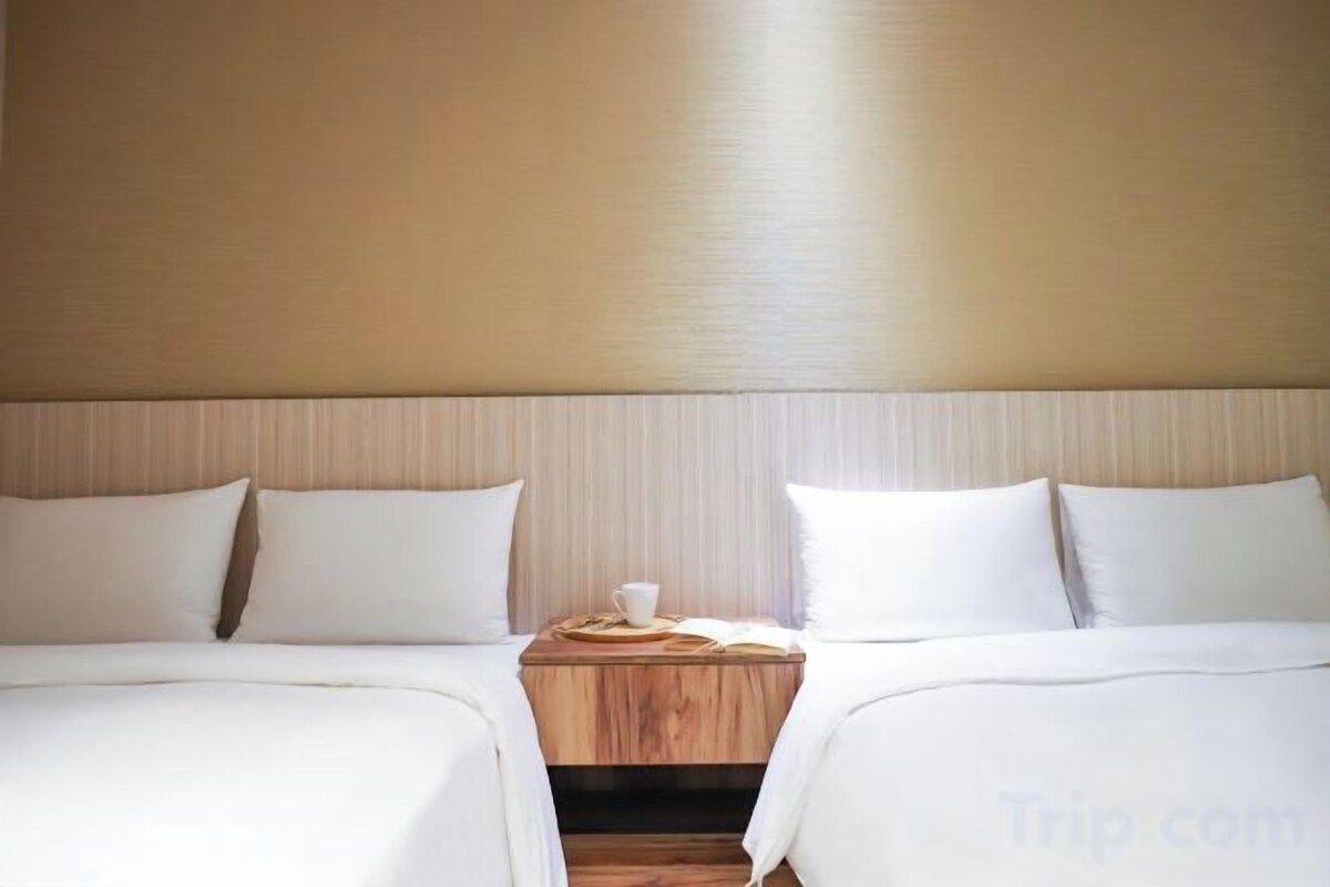 Premium bedding, down comforters, in-room safe, desk