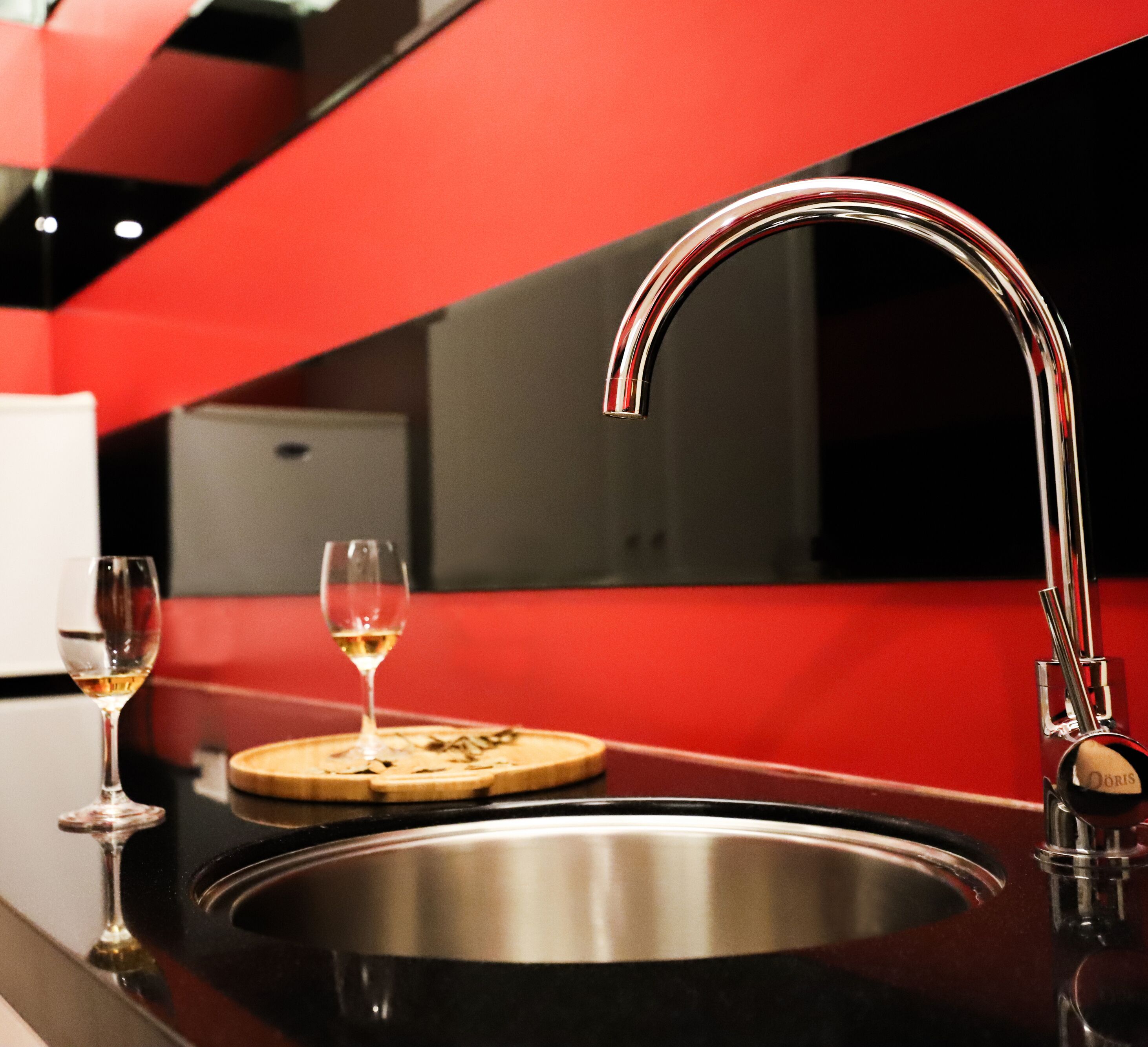 deluxe quadruple room with bathtub | living area | 81-cm flat-screen tv with cable channels, tv