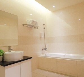 Habitación cuádruple Deluxe, bañera | Baño | Bañera y ducha independientes y artículos de higiene personal gratuitos