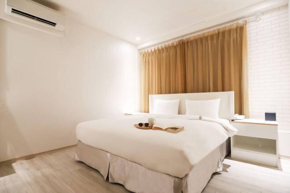 Premium bedding, down comforters, in-room safe, desk