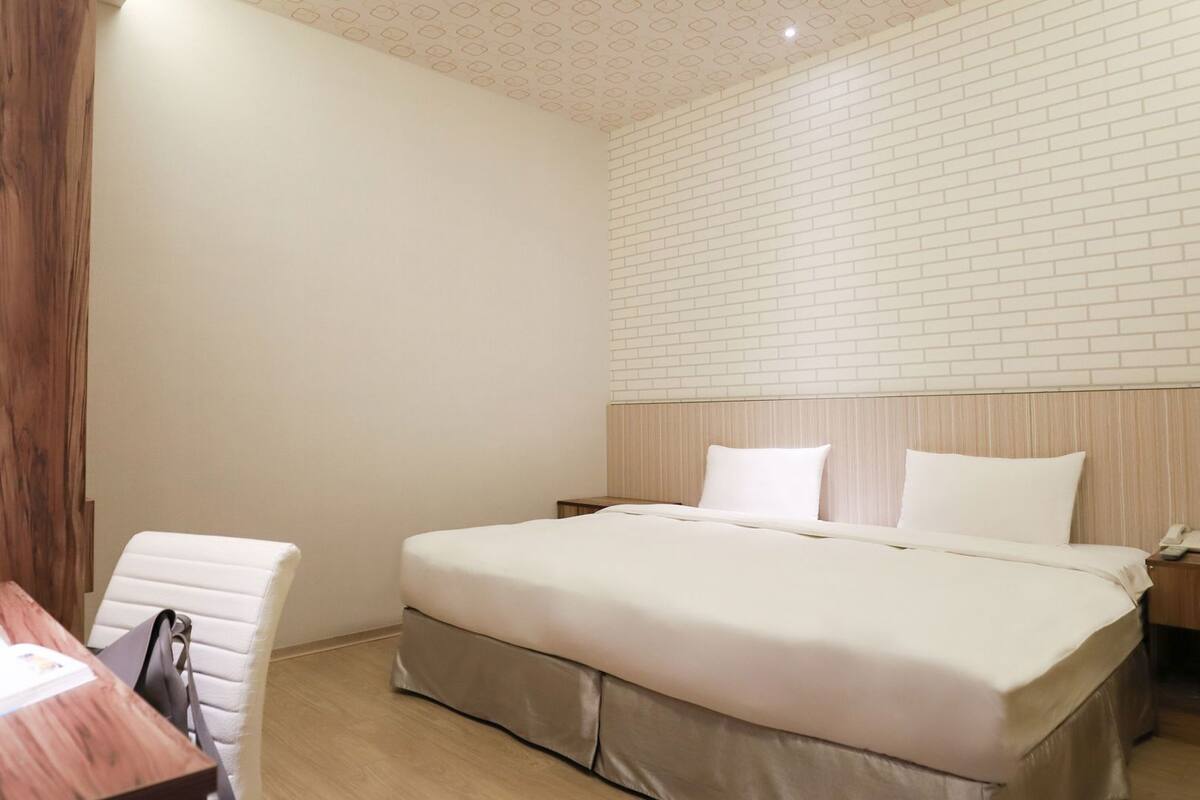 Premium bedding, down comforters, in-room safe, individually decorated