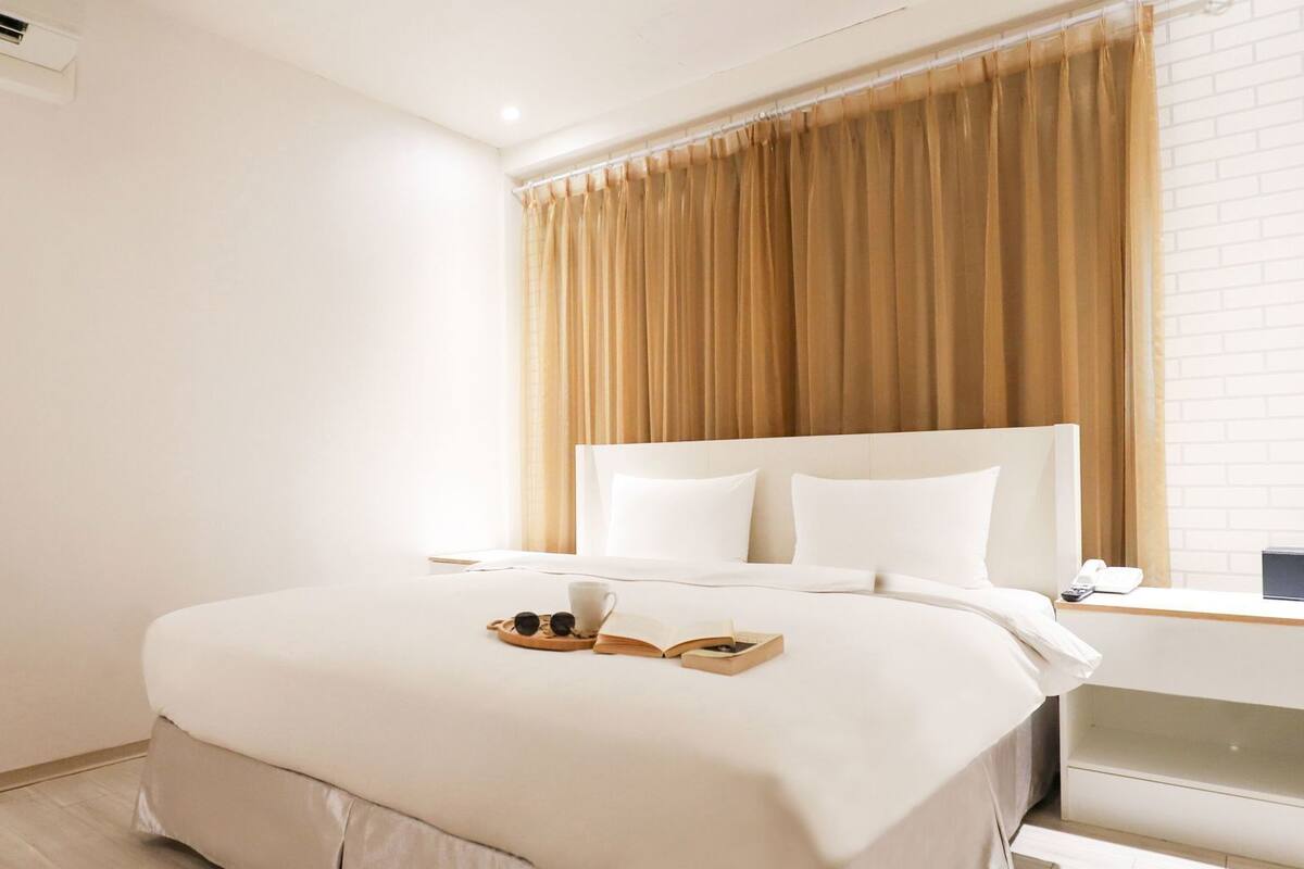 Premium bedding, down comforters, in-room safe, individually decorated