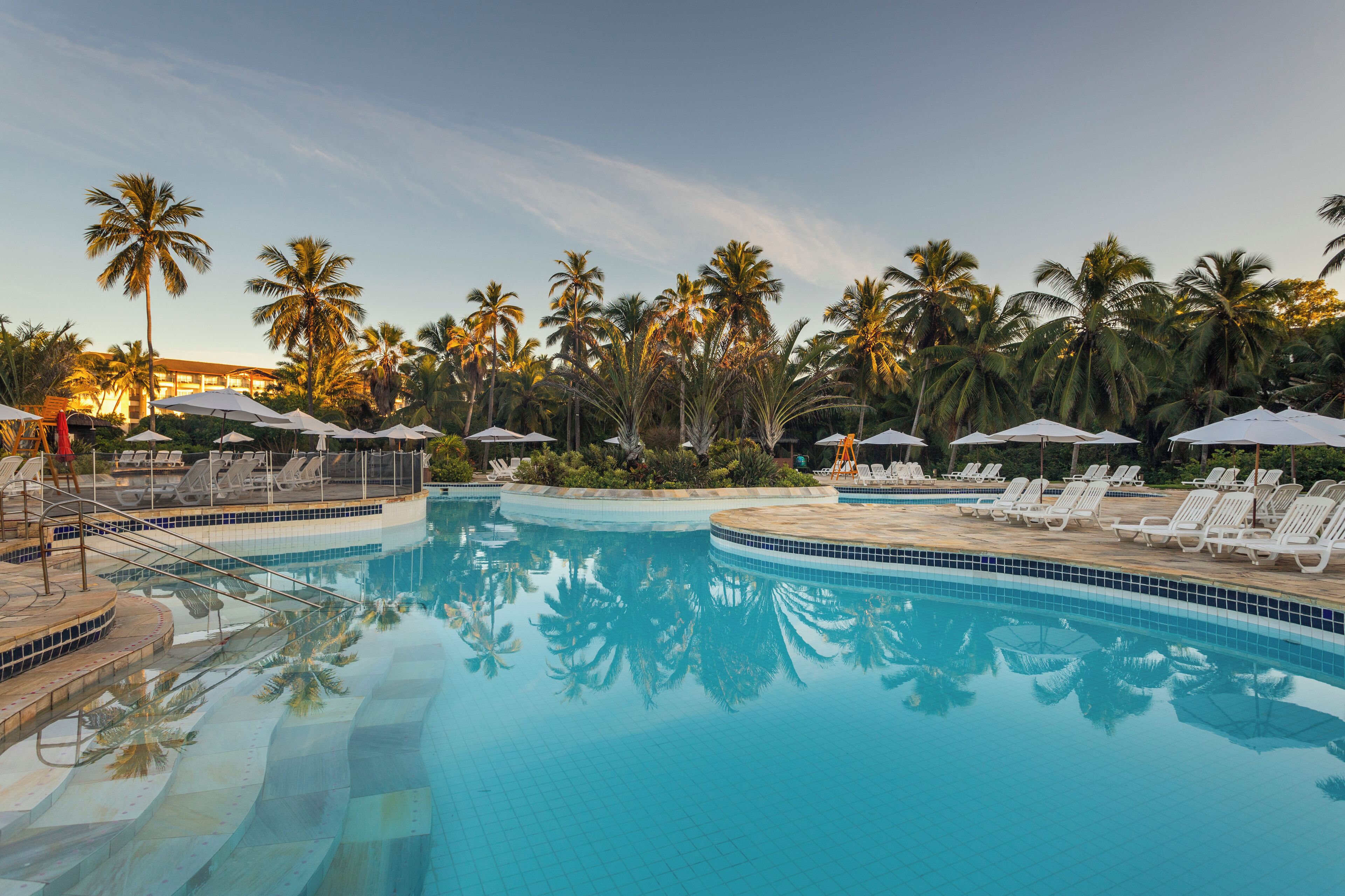 3 buitenzwembaden, parasols bij het zwembad en ligstoelen