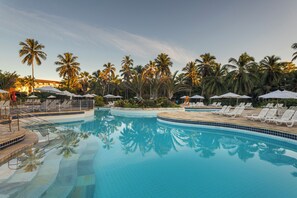 3 piscines extérieures, parasols de plage, chaises longues