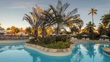 3 piscinas externas, guarda-sóis, espreguiçadeiras