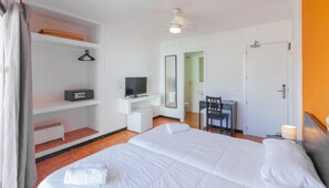 Ropa de cama de alta calidad, caja fuerte, escritorio y cortinas opacas