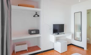 Ropa de cama de alta calidad, caja fuerte, escritorio y cortinas opacas