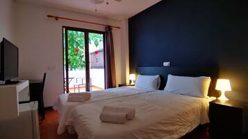 Habitación doble, balcón | Ropa de cama de alta calidad y caja de seguridad en la habitación