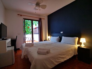 Ropa de cama de alta calidad y caja de seguridad en la habitación 