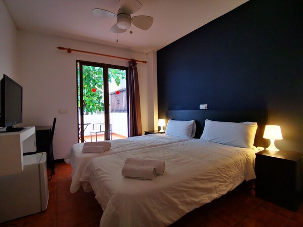 Kahden hengen huone, parveke | Ylelliset vuodevaatteet, tallelokero huoneessa, työpöytä, pimennysverhot