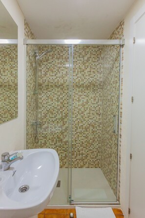 Regadera, amenidades de baño gratuitas, secadora de cabello, toallas 