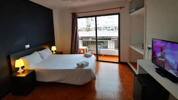 Quarto casal, sacada | Roupas de cama premium, cofres nos quartos, escrivaninha