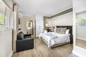 Estúdio executivo, 1 cama Queen, cozinha americana, no pátio | Cofres nos quartos, individualmente decorados