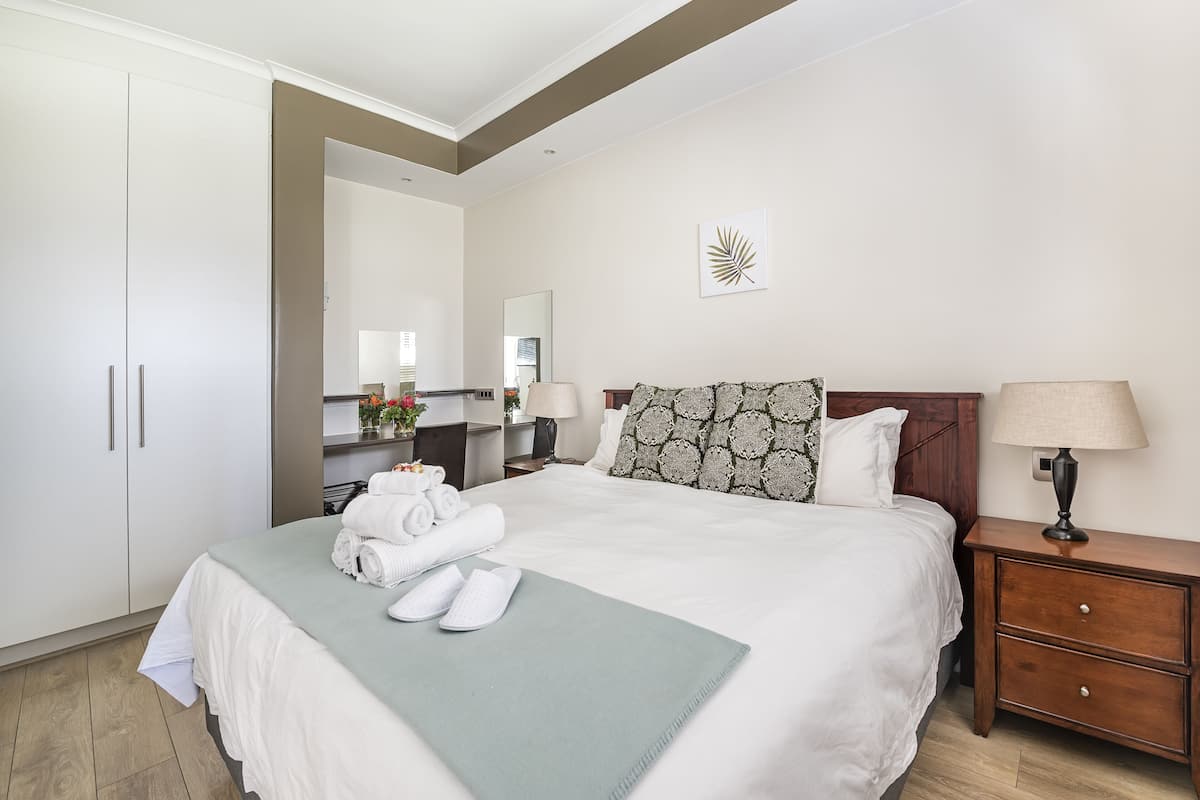 Executive Apartment, 1 Bedroom, Kitchenette, Garden View | Peti besi dalam bilik, dihias secara berasingan