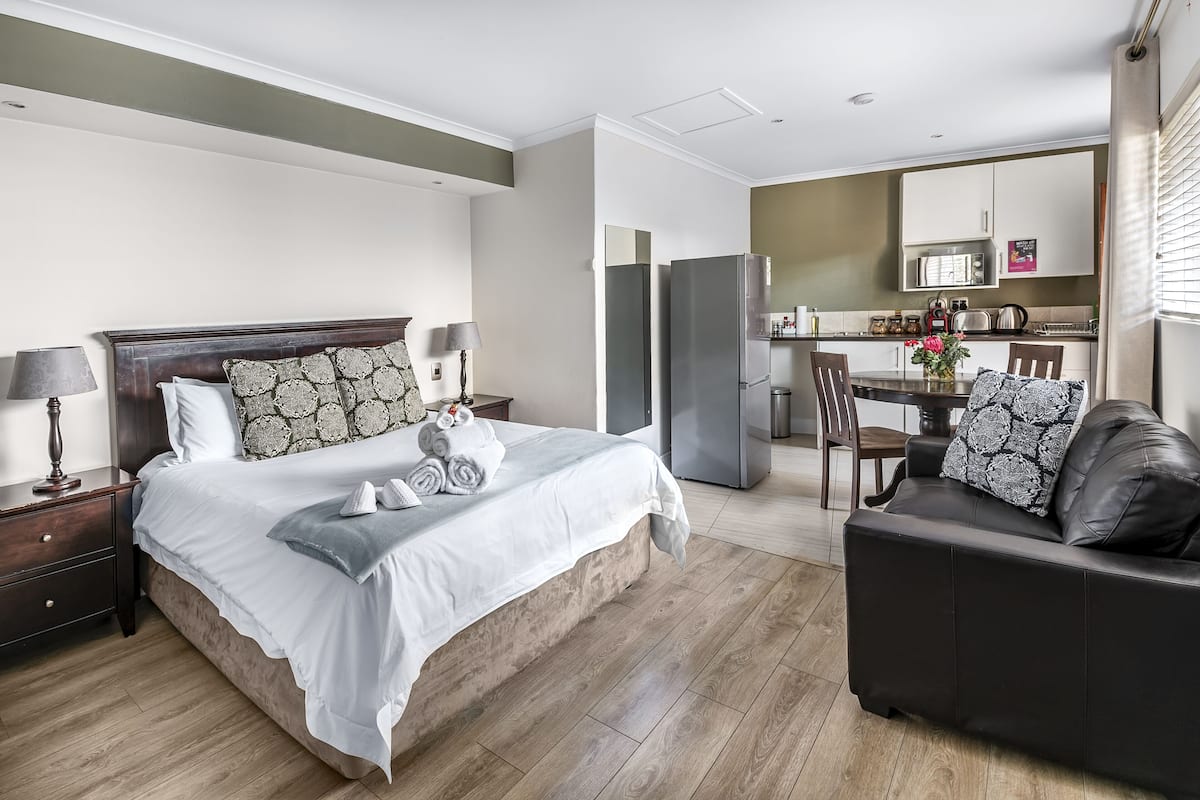Executive Studio, 1 Katil Ratu (Queen), Kitchenette, Courtyard Area | Peti besi dalam bilik, dihias secara berasingan