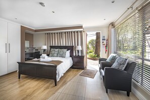 Suite estudio ejecutiva, 1 cama Queen size, cocineta | Caja de seguridad en la habitación y decoración personalizada