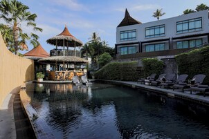 Bar junto a la piscina
