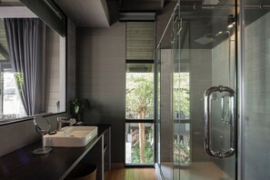 Douche, douche à « effet pluie », articles de toilette gratuits