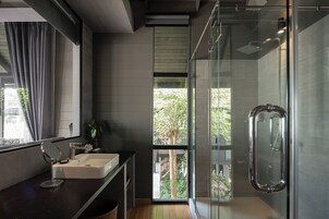 Shower, rainfall showerhead, free toiletries, hair dryer