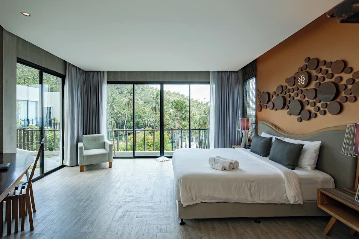 Sunset Grand Sea View | Premium bedding, minibar, in-room safe, desk