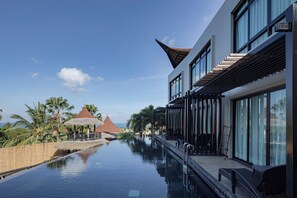 2 albercas al aire libre, sombrillas en la alberca y camastros 