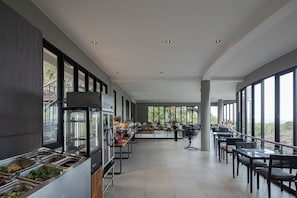 Breakfast and lunch served, international cuisine