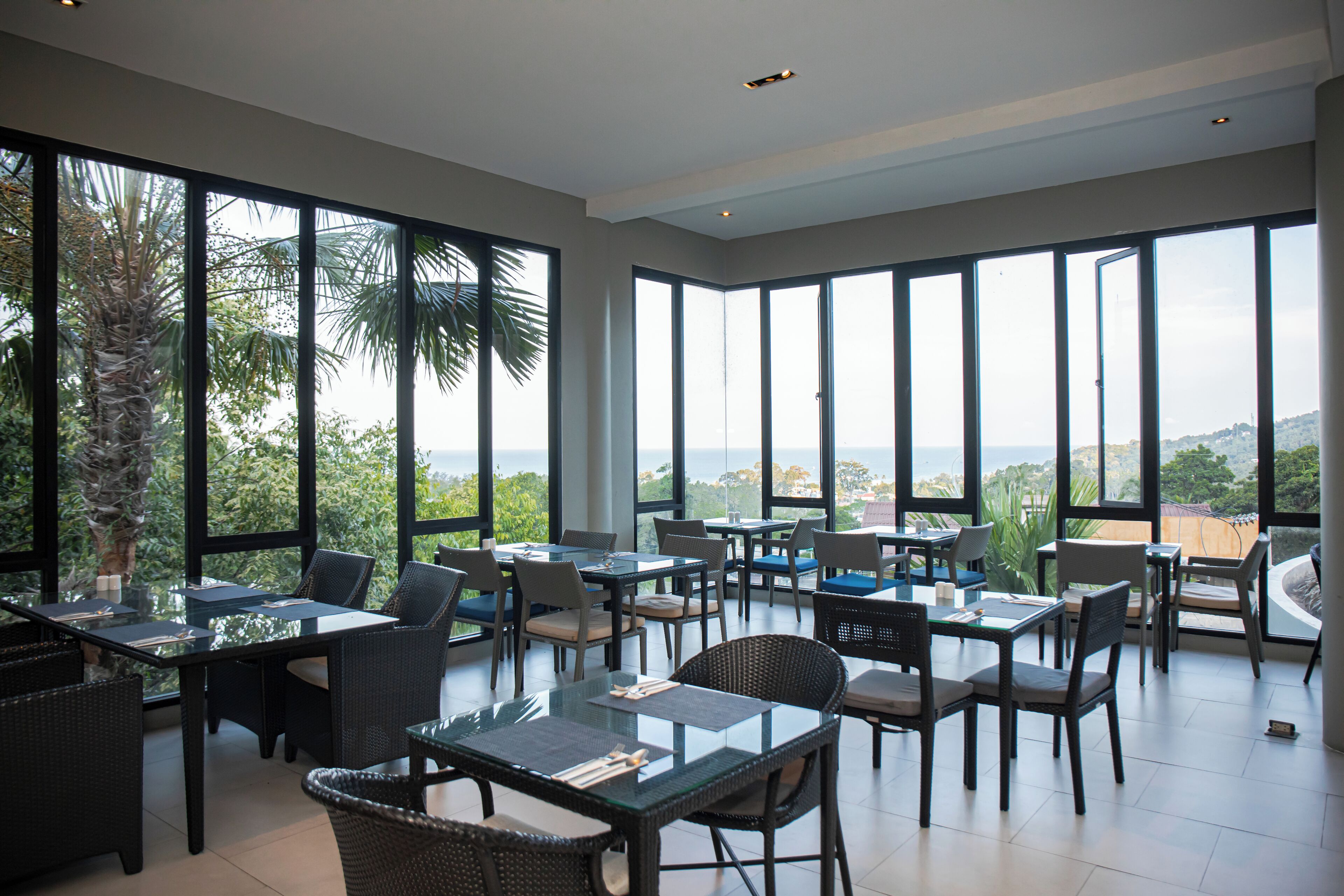 breakfast and lunch served, international cuisine